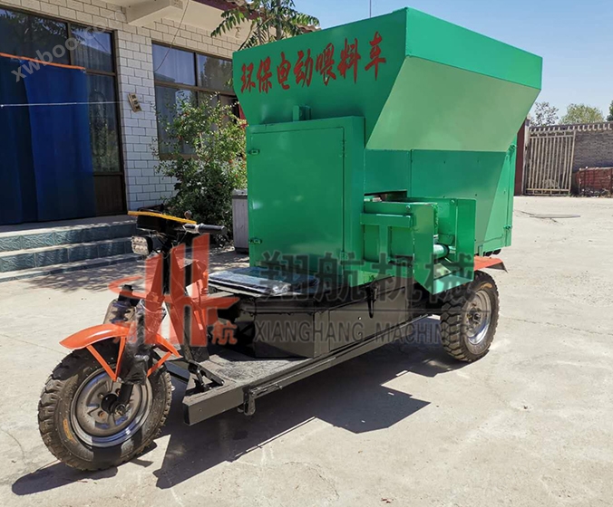 Carrello per l'alimentazione di bovini e ovini