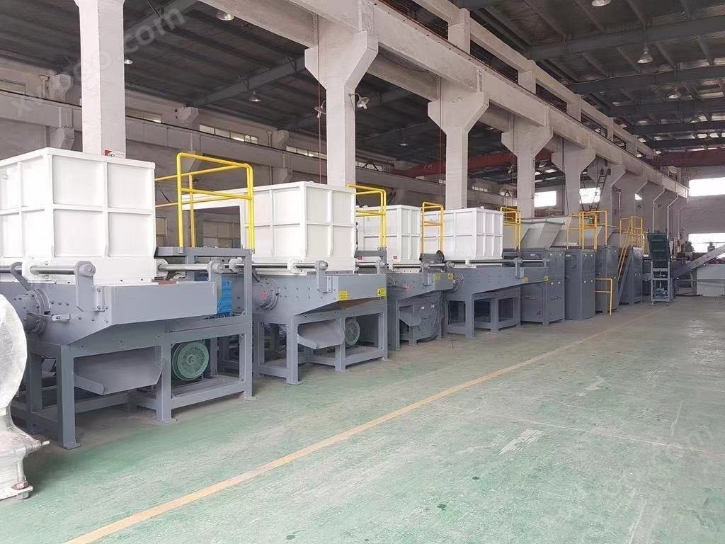 Plastic pipe/block shredder