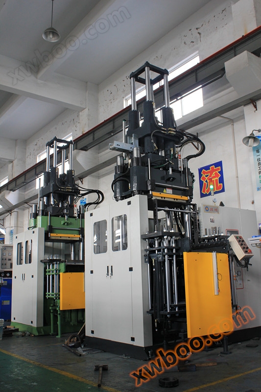 Máquina de inyección vertical