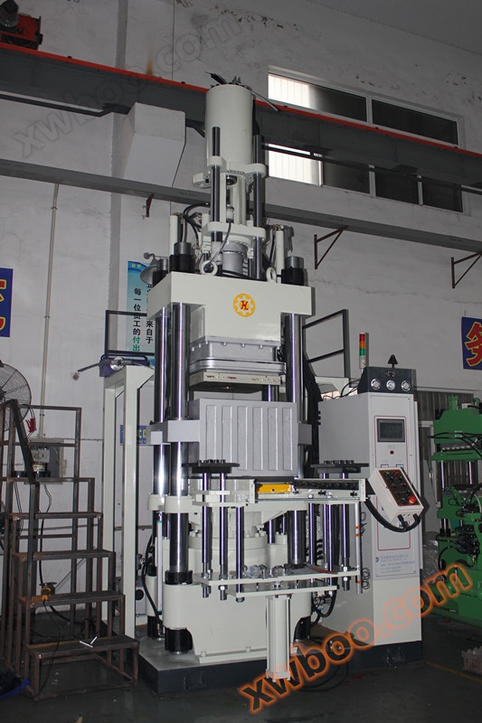 Mașină de moldare cu presiune verticală complet automată