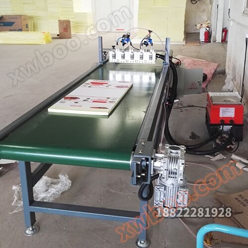 Automatic sealing machine for envelopes