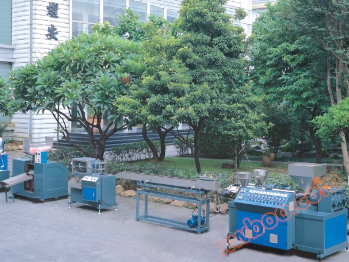 Apparecchiatura di estrusione di succhette per bevande multicolore