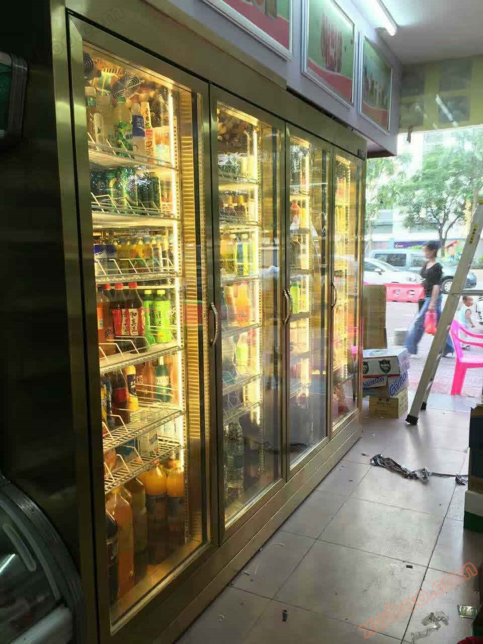 Pět dveří nápoje chladnička. ..